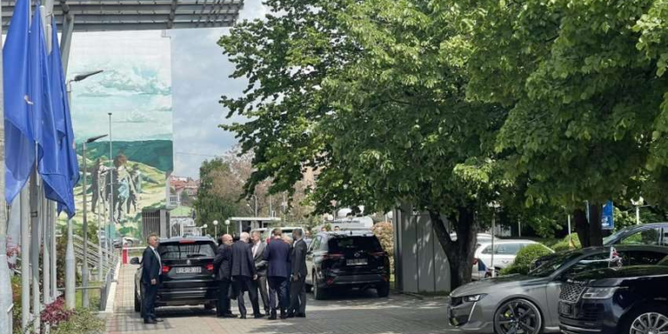 Kurti takohet me ambasadorët e vendeve të QUINT-it