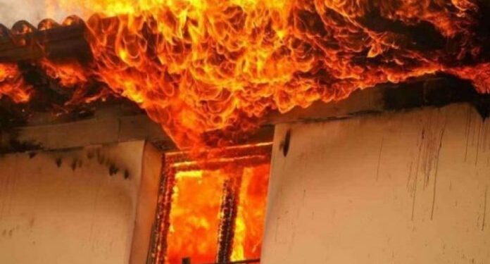 Përfshihen nga zjarri një shtëpi dhe katër objekte përcjellëse në Novobërdë