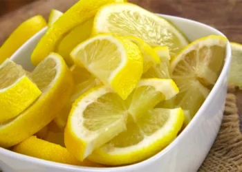 Përfitimet nga lëngu i limonit dhe lëkura e tij