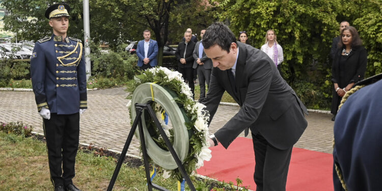 Kurti bën homazhe në përkujtim e nderim të viktimave të 11 Shtatorit 2001