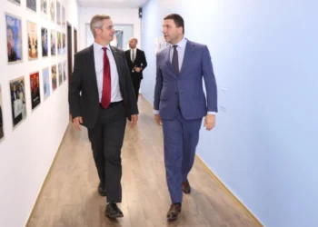 Ambasadori britanik takohet me Krasniqin e Hamzën, diskutojnë për zhvillimet e fundit dhe zgjedhjet