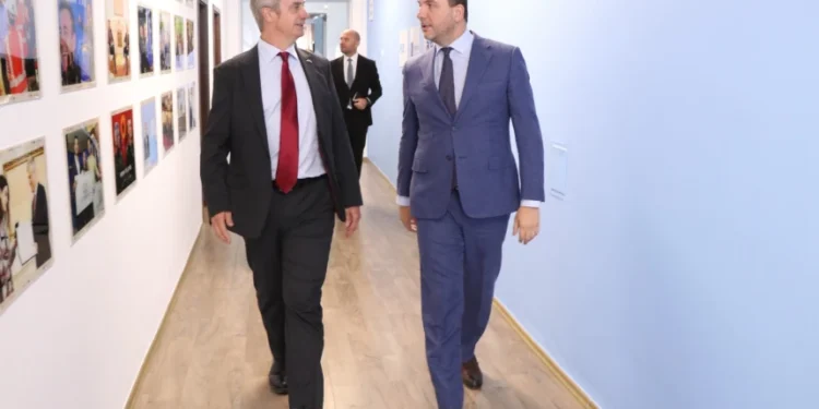 Ambasadori britanik takohet me Krasniqin e Hamzën, diskutojnë për zhvillimet e fundit dhe zgjedhjet