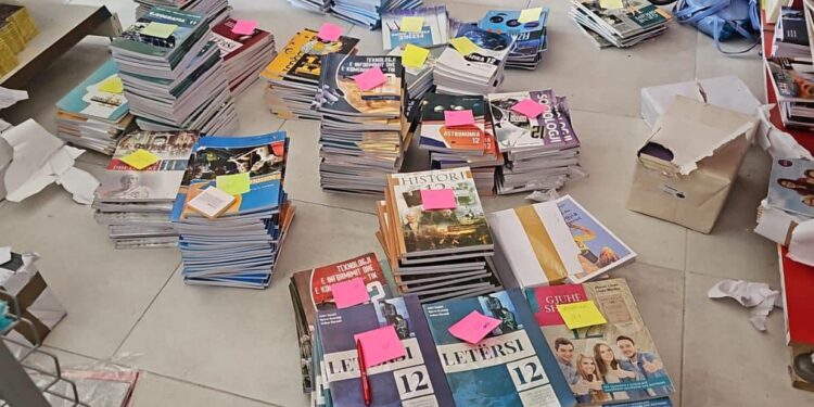 Sekuestrohen rreth 3 mijë libra shkollorë, dyshohet se ishin prodhuar pa të drejtë autoriale