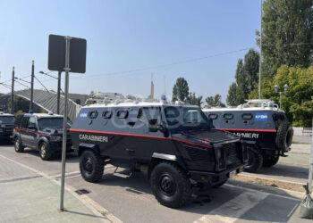 Mjetet e blinduara të karabinierëve po vazhdojnë të qëndrojnë edhe sot në urën mbi lumin Ibër