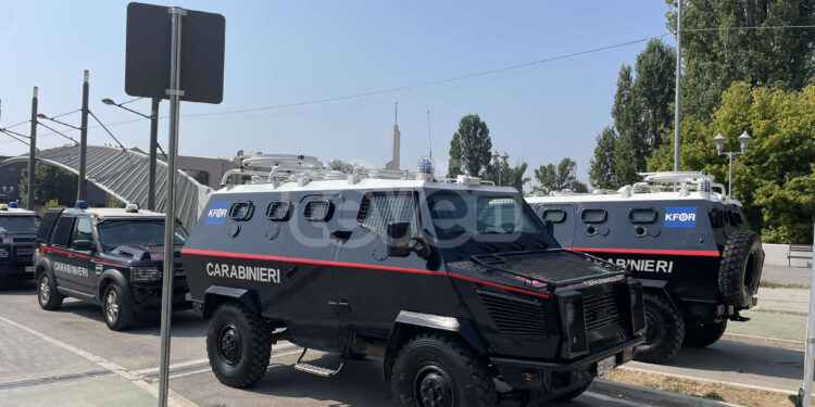 Mjetet e blinduara të karabinierëve po vazhdojnë të qëndrojnë edhe sot në urën mbi lumin Ibër