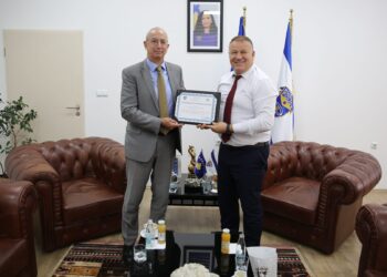 Shefi i misionit të OSBE-së në Kosovë pritet në takim lamtumirës nga drejtori i Policisë