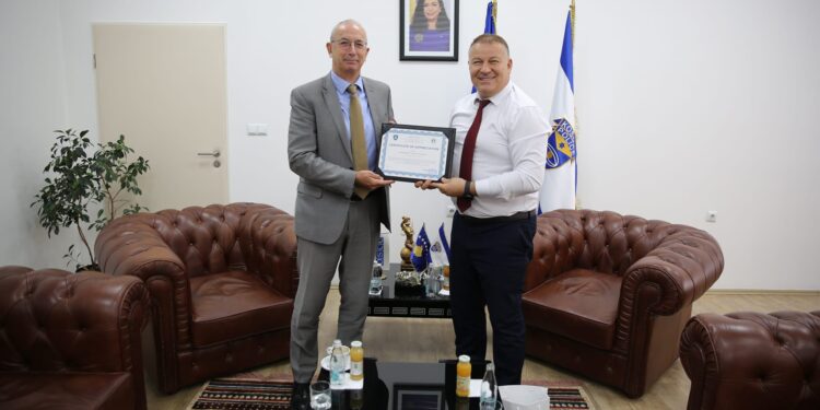 Shefi i misionit të OSBE-së në Kosovë pritet në takim lamtumirës nga drejtori i Policisë