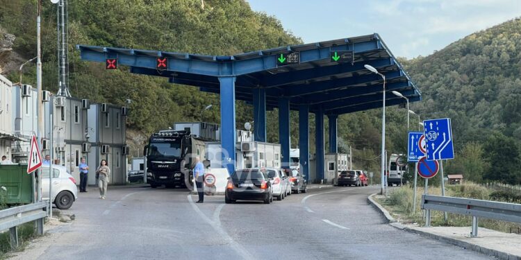 Situatë e qetë edhe tek Dheu i Bardhë, vazhdon qarkullimi i veturave