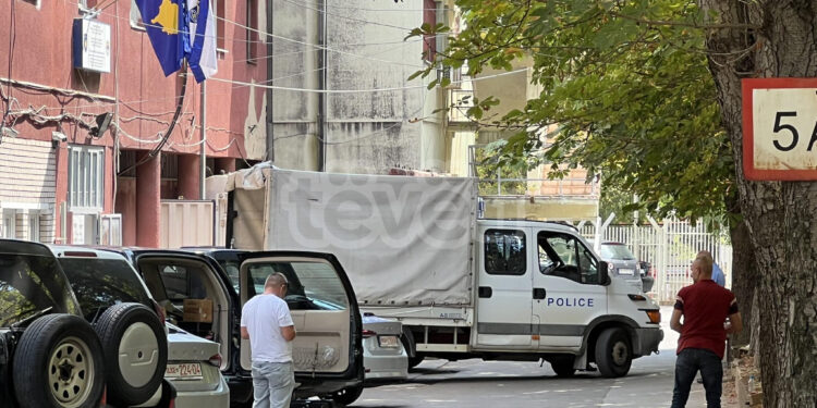 Pas mbylljes së postës në Veri, punëtorët mund t`i marrin gjësendet personale në polici