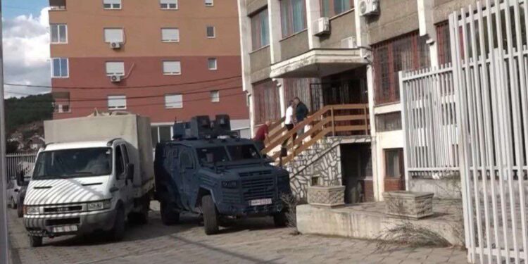 Përfundon bastisja në bankën paralele serbe në Leposaviq, ja çfarë u konfiskua