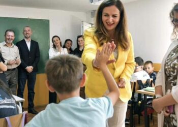 Nagavci uron nxënësit dhe mësimdhënësit për fillimin e vitit të ri shkollor