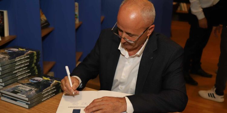 Ish-mjeku i UÇK-së, promovon librin “Mjekësia e Bjeshkatarisë”