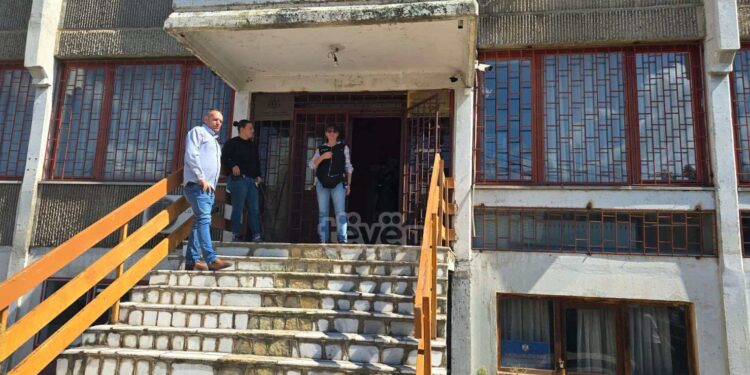 Ekskluzive: Policia me bastisje në bankën paralele serbe në Leposaviq