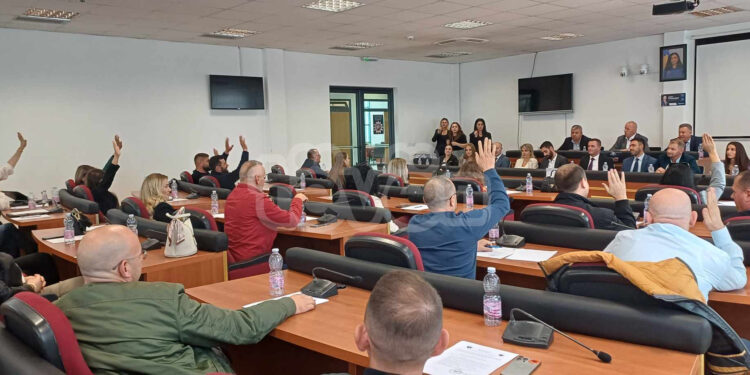 Miratohet vendimi për dhënien e 51 pronave publike për 99 vite në Komunën e Drenasit