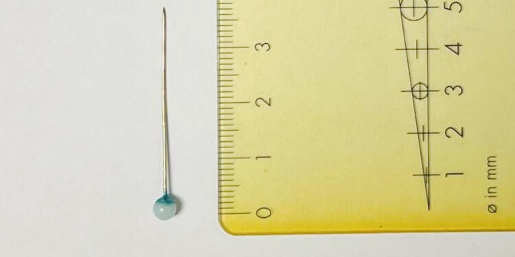 30-vjeçarja aksidentalisht gëlltit një gjilpërë