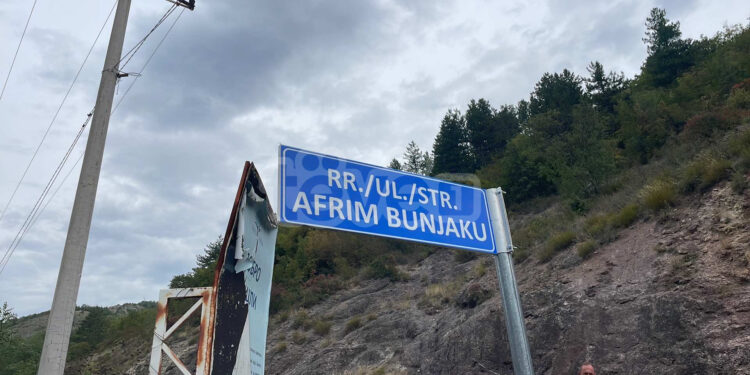 Vendoset tabela e rrugës e emërtuar në emër të heroit Afrim Bunjaku