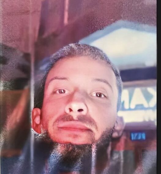 Policia kërkon ndihmë për identifikimin e një të dyshuari për vjedhje