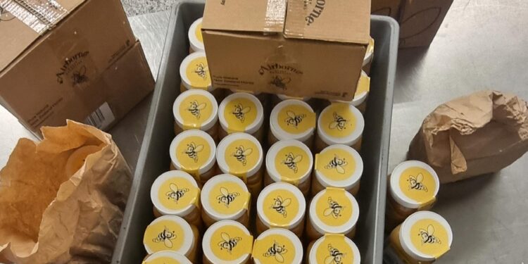 Konfiskohet mjaltë në aeroportin e Prishtinës