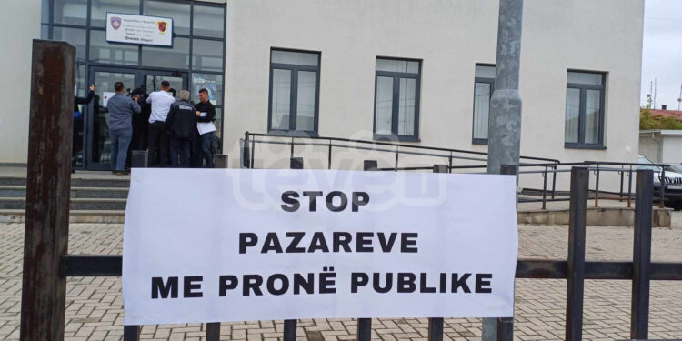 51 prona të paluajtshme do të ipen për 99 vjet në Drenas, opozita proteston