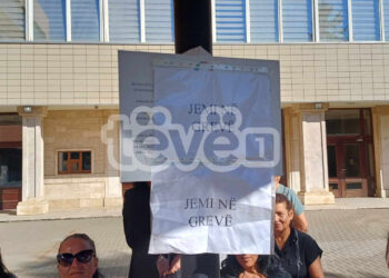 Vazhdon greva e punëtorëve teknik të Kuvendit të cilët kërkojnë rritje të pagës