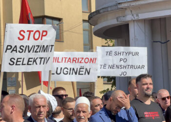 Qindra shqiptarë protestojnë në Preshevë  “asnjëherë s’ka qenë më keq”