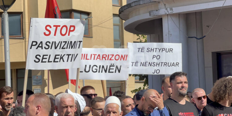 Qindra shqiptarë protestojnë në Preshevë “asnjëherë s’ka qenë më keq”