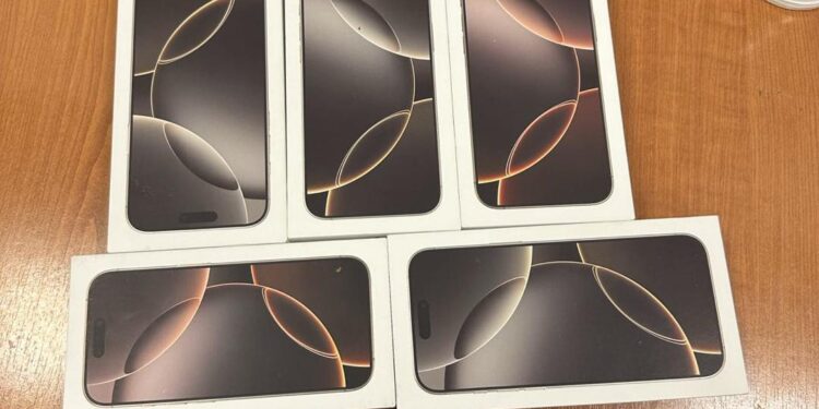 Konfiskohen tetë iPhone 16 në Aeroportin e Prishtinës