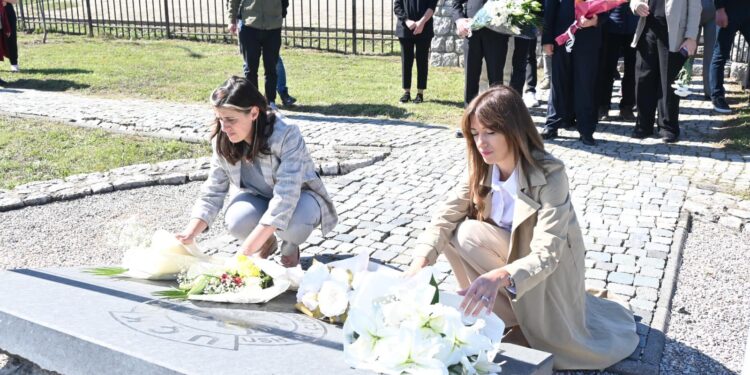 Haxhiu: Fehmiu, Xheva e Fatimja, do të mbeten përherë shembull i përjetshëm i luftës sonë çlirimtare