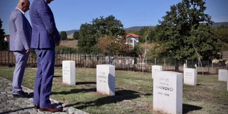 Krasniqi kujton Fehmi e Xhevë Lladrovcin në 26-vjetorin e rënies