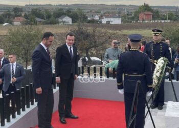 Homazhe pranë varrit të heroit Afrim Bunjaku