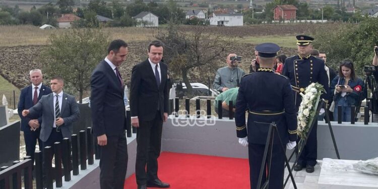 Homazhe pranë varrit të heroit Afrim Bunjaku