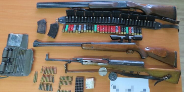 Policia sekuestron armë zjarri në Podujevë, dërgohet në mbajtje një i mitur