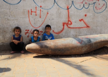 Palestinezët në Deir al Balah jetojnë pranë një rakete të pashpërthyer izraelite që nga janari