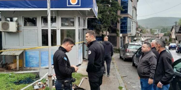 Kryetari i Zveçanit viziton vendin ku ndodhi shpërthimi, publikon pamjet e dëmëve të shkaktuara