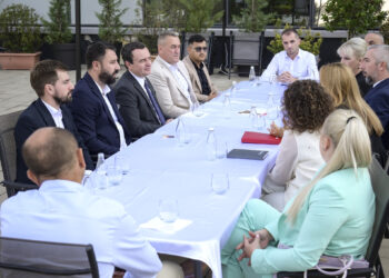 Kurti takohet në ballkonin e hapur me drejtuesit e komunës së Mitrovicës së Veriut