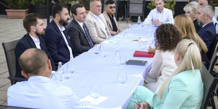 Kurti takohet në ballkonin e hapur me drejtuesit e komunës së Mitrovicës së Veriut