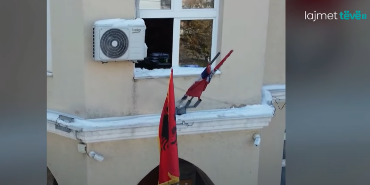 Shqiptarët në Luginë dënohen për vendosje të flamurit