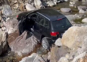 Vdes një 46-vjeçar dhe lëndohet vajza e tij në një aksident në Kukës