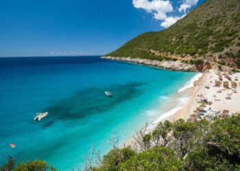 Gjithnjë e më shumë turistë zgjedhin Shqipërinë për pushime