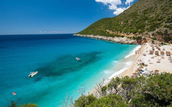 Gjithnjë e më shumë turistë zgjedhin Shqipërinë për pushime