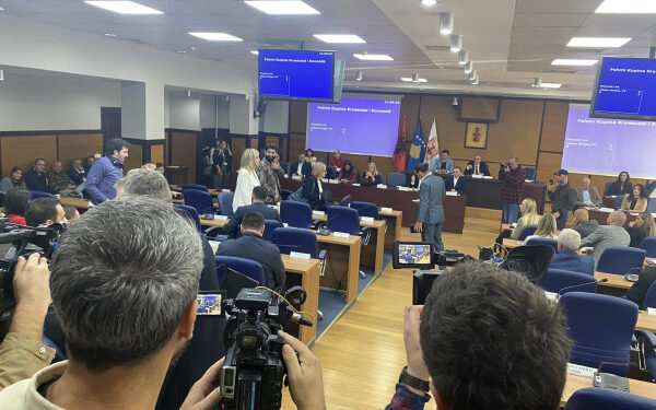 VV e lëshon seancën, dështon votimi i buxhetit të Prishtinës