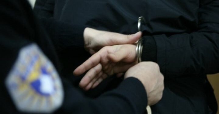 Sulmuan zyrtarët policorë, arrestohen katër persona në Mitrovicë të Veriut