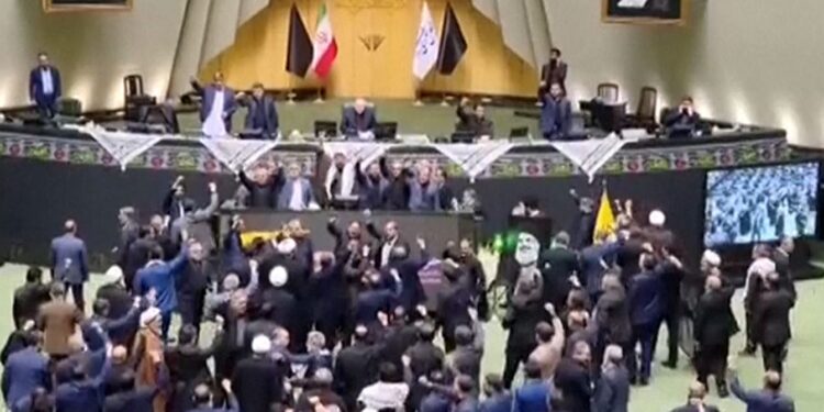 Pas vrasjes së liderit të Hezbollahut deputetët iranianë brohorasin “ Vdekje Izraelit”