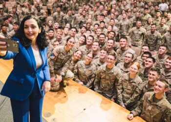 Osmani ndan pamje nga mikpritja e kadetëve dhe ushtarëve amerikanë në West Point