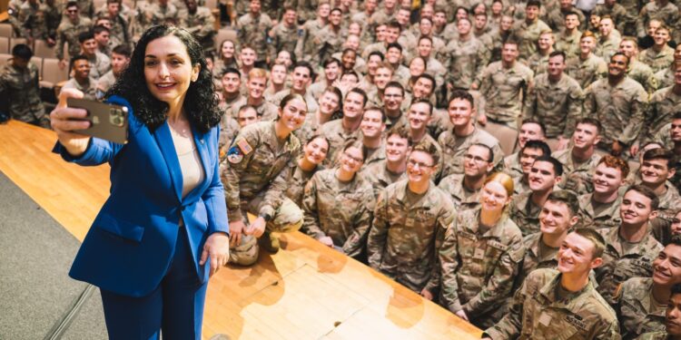 Osmani ndan pamje nga mikpritja e kadetëve dhe ushtarëve amerikanë në West Point