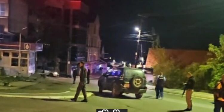 Hidhet një granatë dore në pompen e derivateve në Zveçan, dëmtohen tri vetura