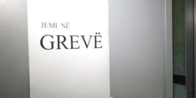 Punëtorët teknikë të Kuvendit sot hyjnë në grevë, kërkojnë rritje pagash