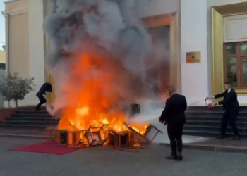 Deputetët e Partisë Demokratike i vënë zjarrin karrigeve jashtë Kuvendit