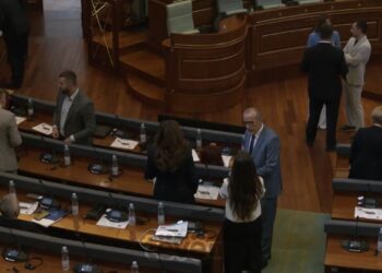 Sesioni vjeshtor i Kuvendit nis me përplasje, seanca u ndërpre në mungesë kuorumi