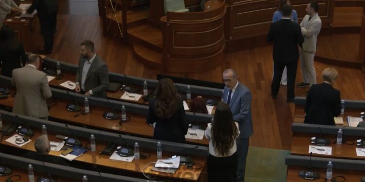 Sesioni vjeshtor i Kuvendit nis me përplasje, seanca u ndërpre në mungesë kuorumi